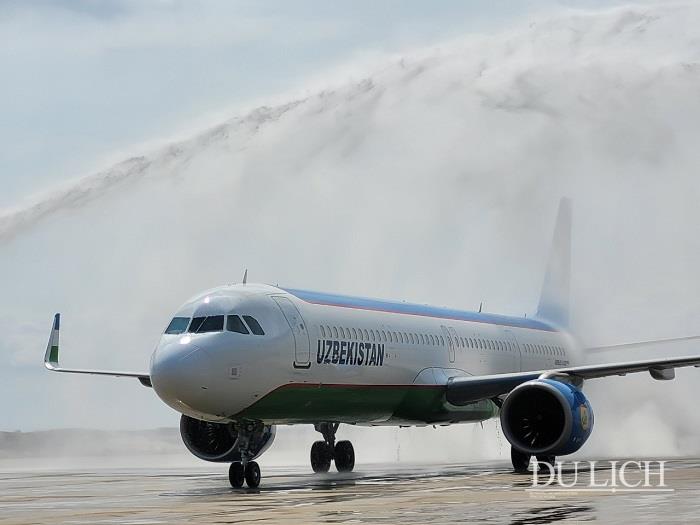 Chuyến bay mang số hiệu HY561 của Hãng hàng không Uzbekistan Airways được chào đón bằng vòi rồng khi đáp xuống bãi đổ sân bay quốc tế Cam Ranh.